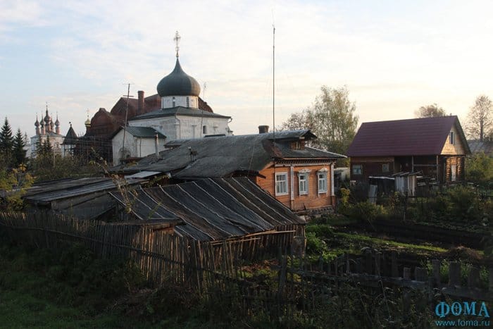 В тени большого города