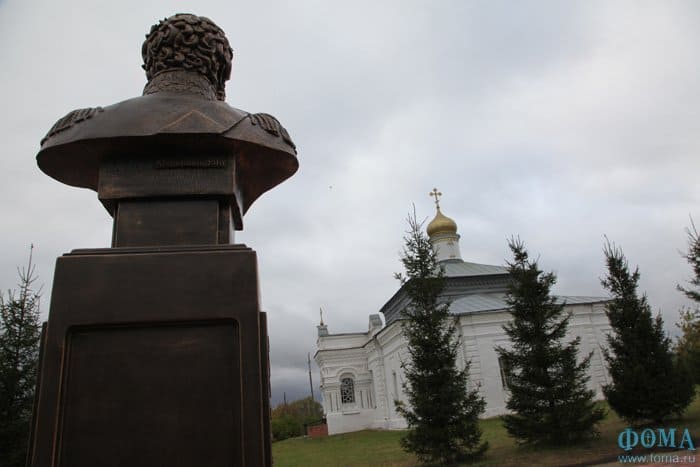 В тени большого города