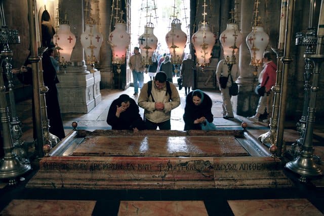 Плита, на которую после распятия положили тело Спасителя, ныне находится при входе в Храм Гроба Господня. Владимир Ештокин