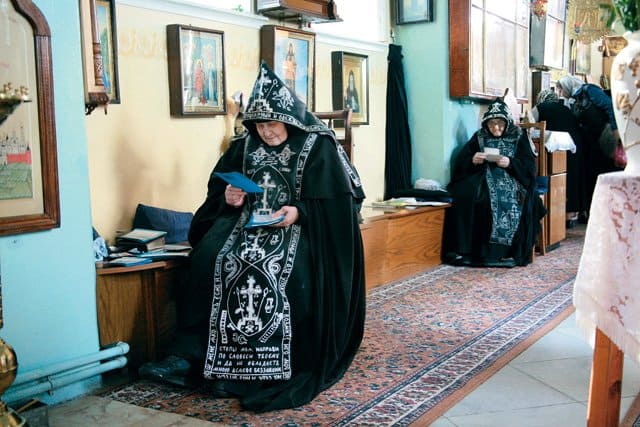 Схимонахини русского Горнего монастыря в Иерусалиме посменно ведут непрерывную молитву в храме обители. Владимир Ештокин