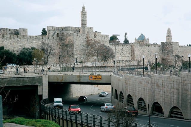 Когда-то по Яфской дороге паломники на коленях вползали в Старый город. Сегодня их провозят здесь на автобусах. Владимир Ештокин
