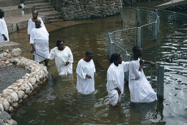 Купальню на берегу Иордана ежедневно посещают сотни людей из разных стран мира. Владимир Ештокин