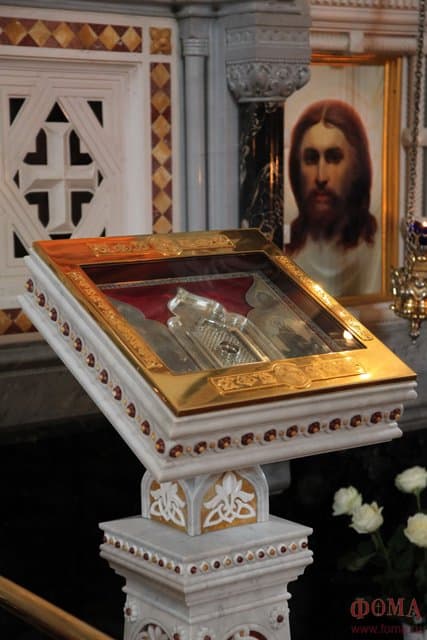 Частица ризы Христа и голгофский гвоздь