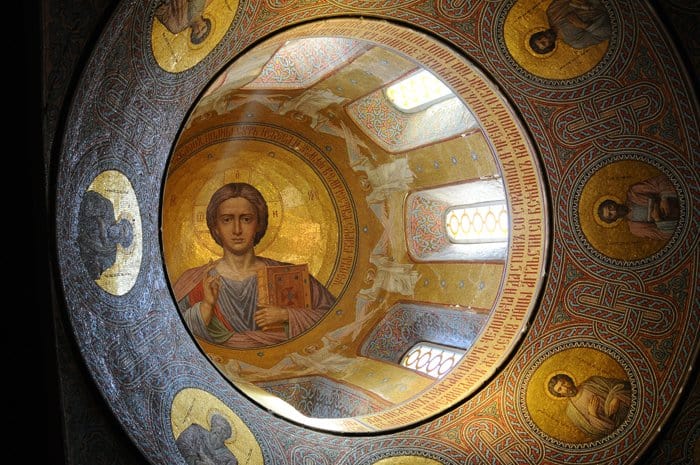 Что надо писать на двери храма