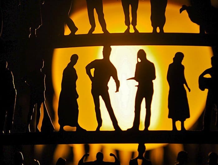 Кому поклоняемся?