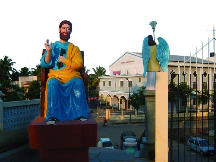 Индия. Скульптура, изображающая апостола Фому