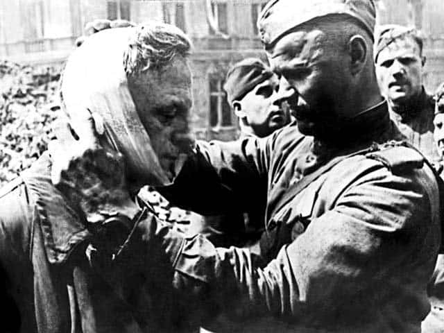 Советский солдат перевязывает пленного гитлеровца